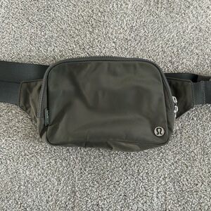 Lululemon everywhere belt bag large 2L color grey sage excellent condition